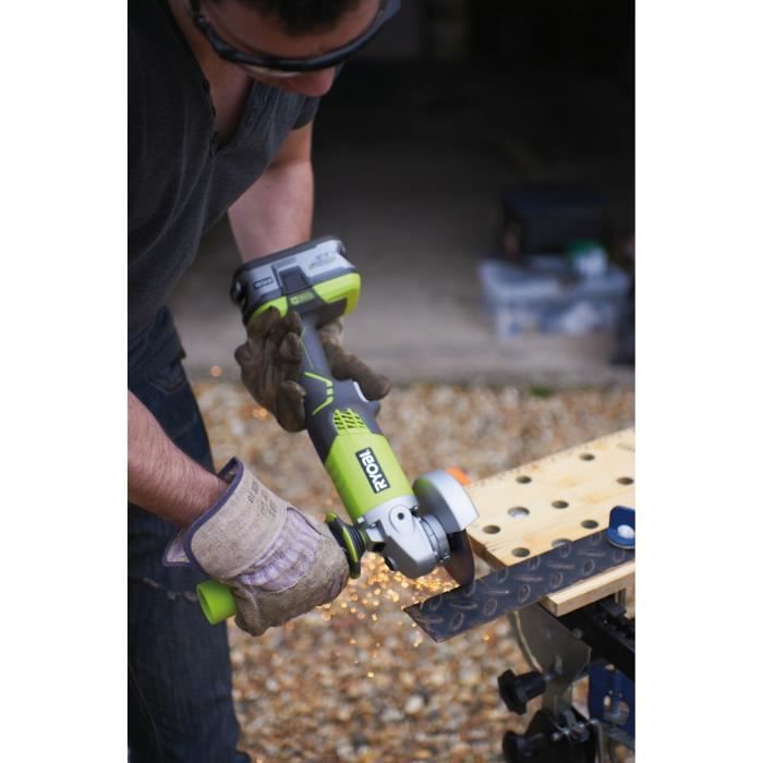 RYOBI 3 outils : 1 perceuse-visseuse Brushless + 1 meuleuse 115 mm + 1 scie sauteuse + 2 batteries 4 Ah & 2 Ah + 1 chargeur & 1 sac